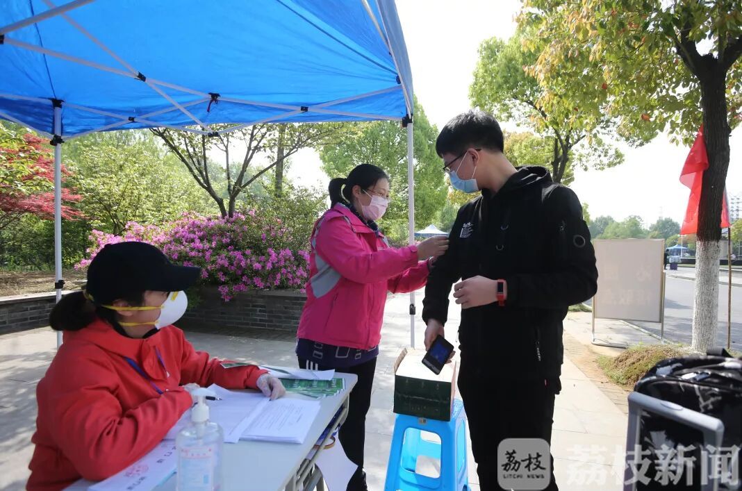 #书记#书记校长来车站接孩子们回家 南审开学“甜蜜狂宠”