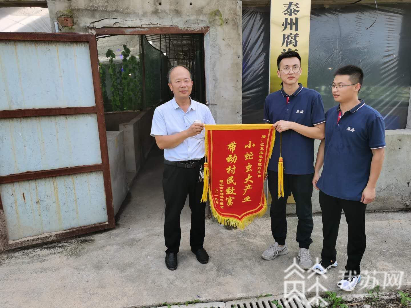 『垃圾』难怪两位小哥哥弃白领工作去养虫！ 这种虫一吨能吃五吨垃圾