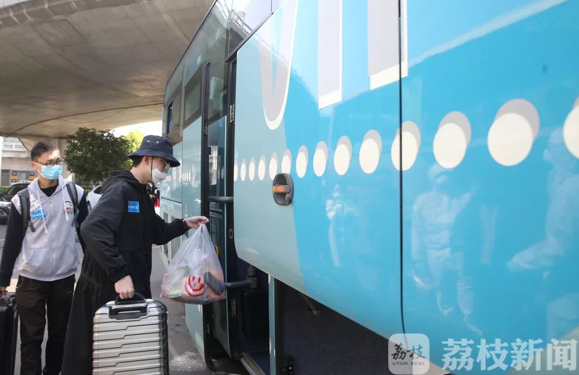 #书记#书记校长来车站接孩子们回家 南审开学“甜蜜狂宠”