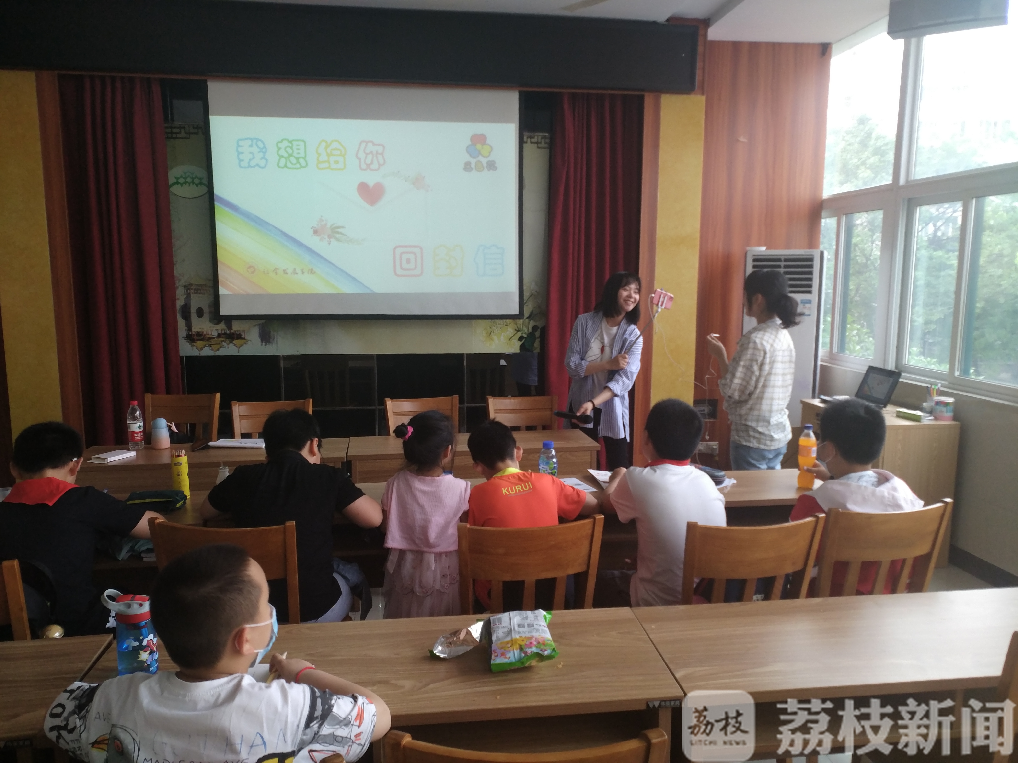 社区■大学生和社区联手，为留守儿童送上“六一”小惊喜