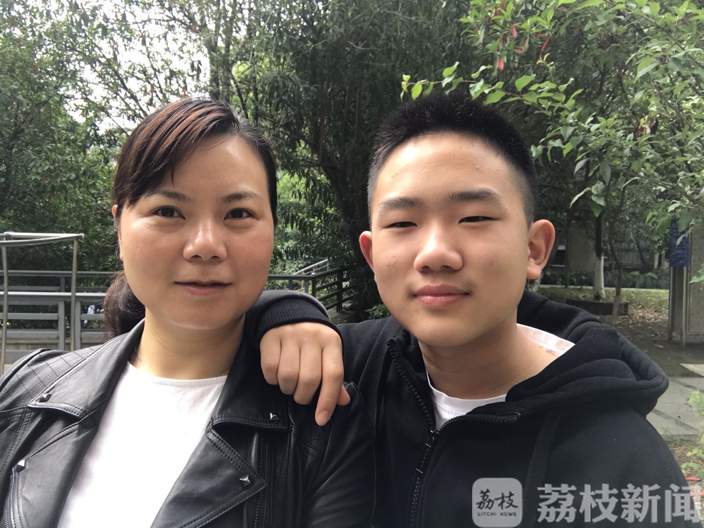 妈妈■“爸爸牺牲10年，妈妈瞒了10年”后续：这个母亲节，小博文别出心裁“宠”妈妈！