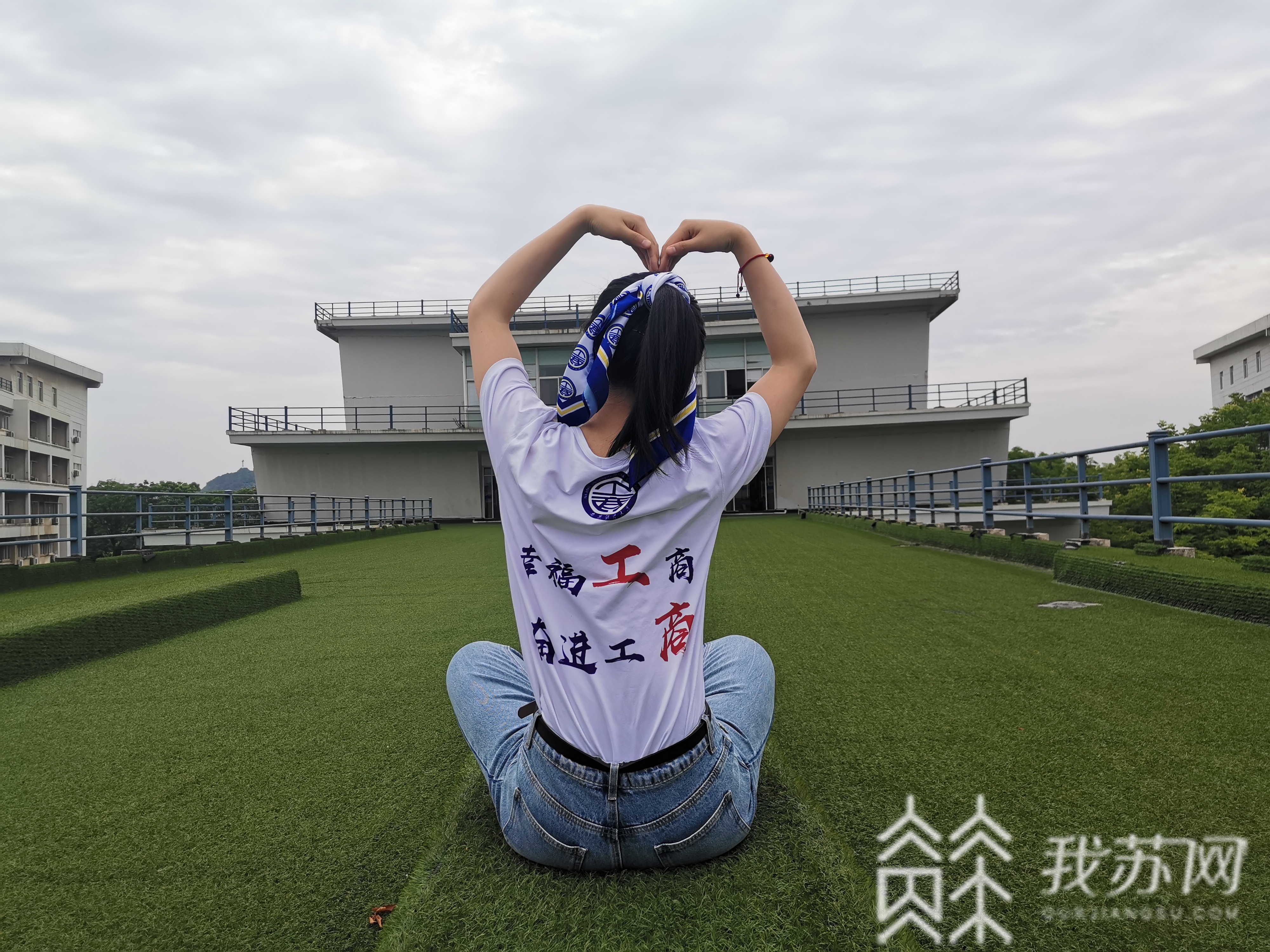 后浪■戴起来真好看！南财大“后浪”披“巾”斩棘，奔赴未来