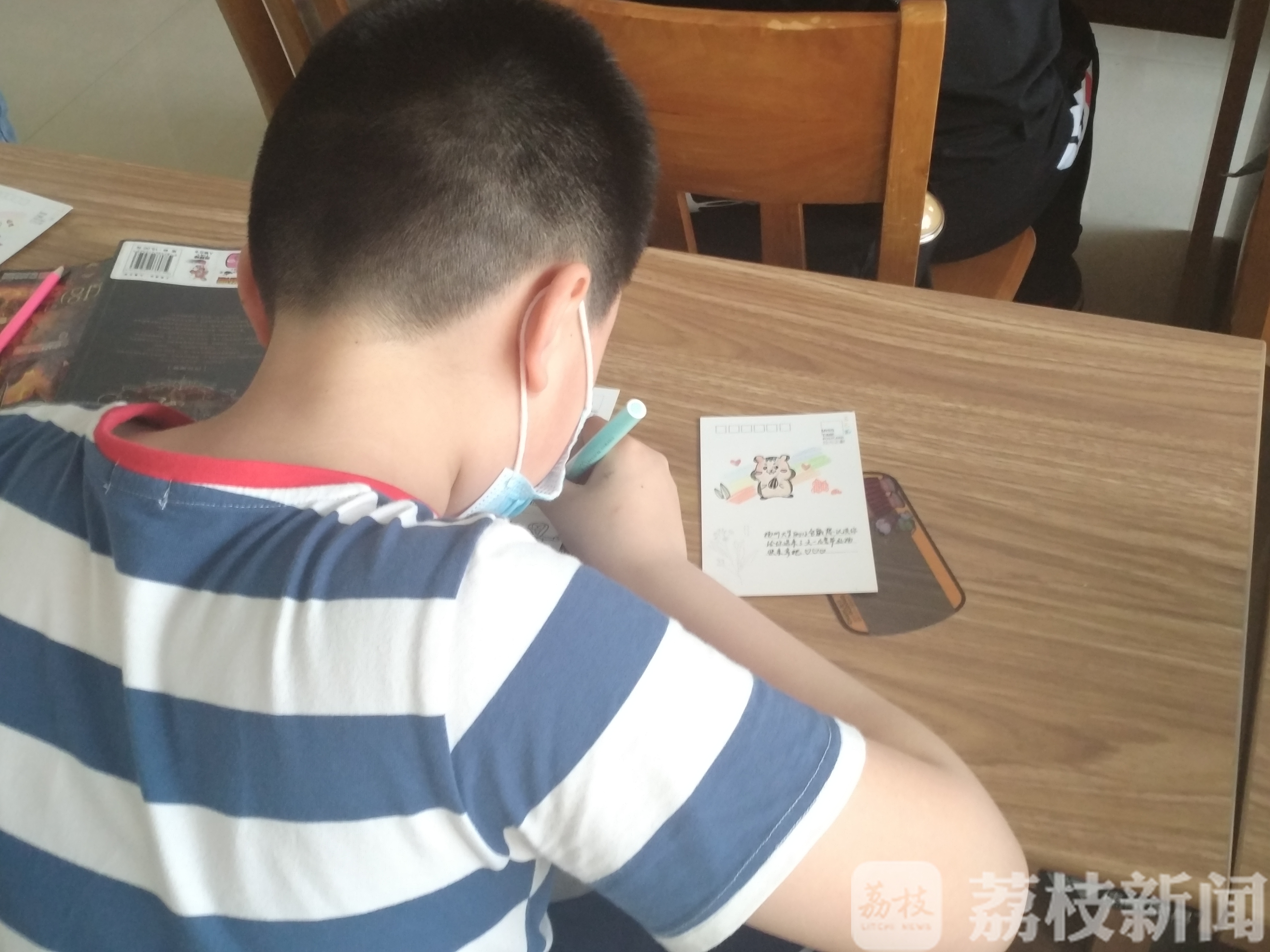 社区■大学生和社区联手，为留守儿童送上“六一”小惊喜