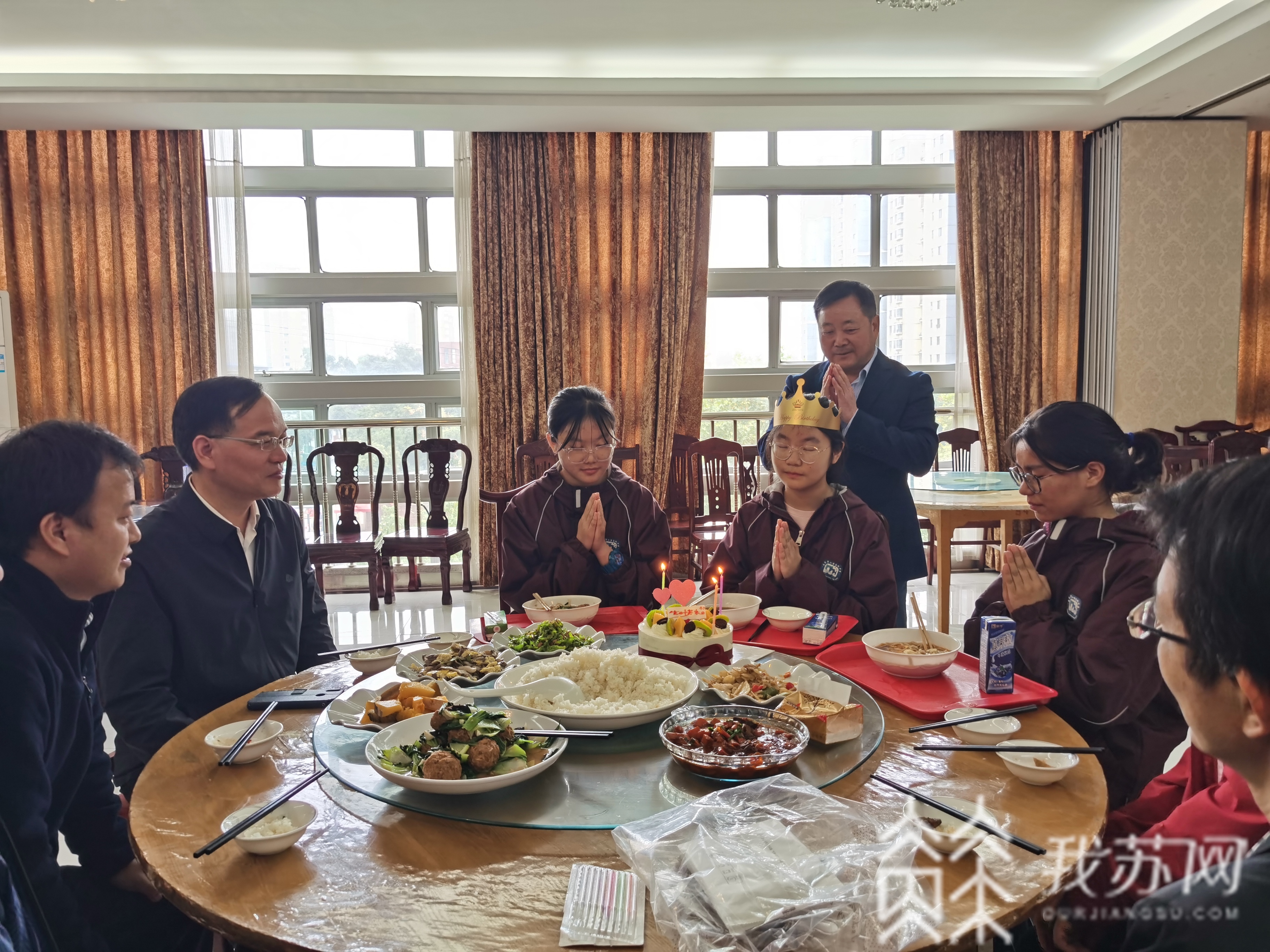 『校长』 送蛋糕的“小哥”竟是校长 又惊又喜！三名民族班的孩子过生日