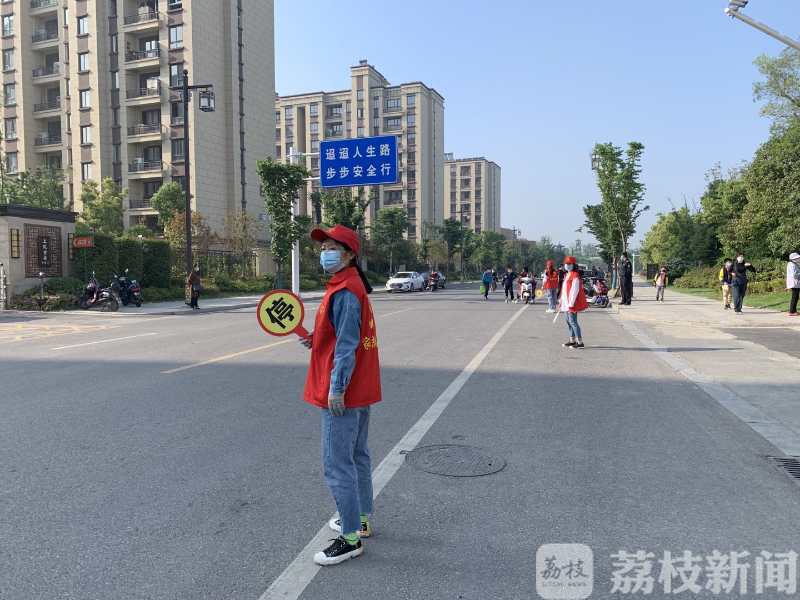 校长■学校门口上下学高峰咋不堵啦？女校长“潜伏”记