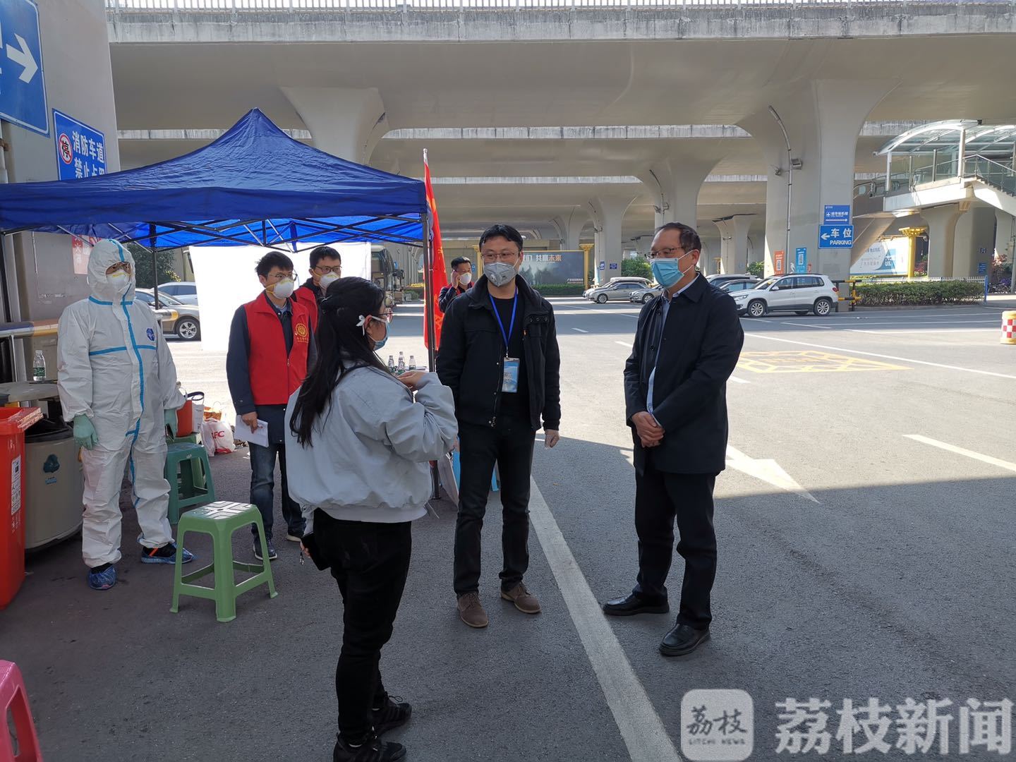 #书记#书记校长来车站接孩子们回家 南审开学“甜蜜狂宠”