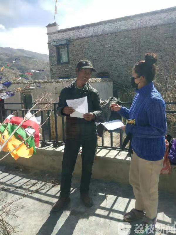 西藏山南市扎囊县扎塘镇久麦村防疫宣传志愿者次仁措姆在村里入户宣传
