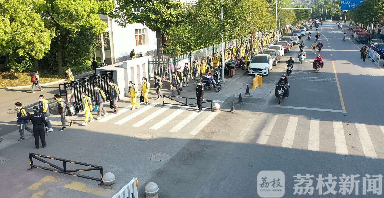 学生■370米的马太路成了“步行街”，2200名学生成步行街“最靓的仔”