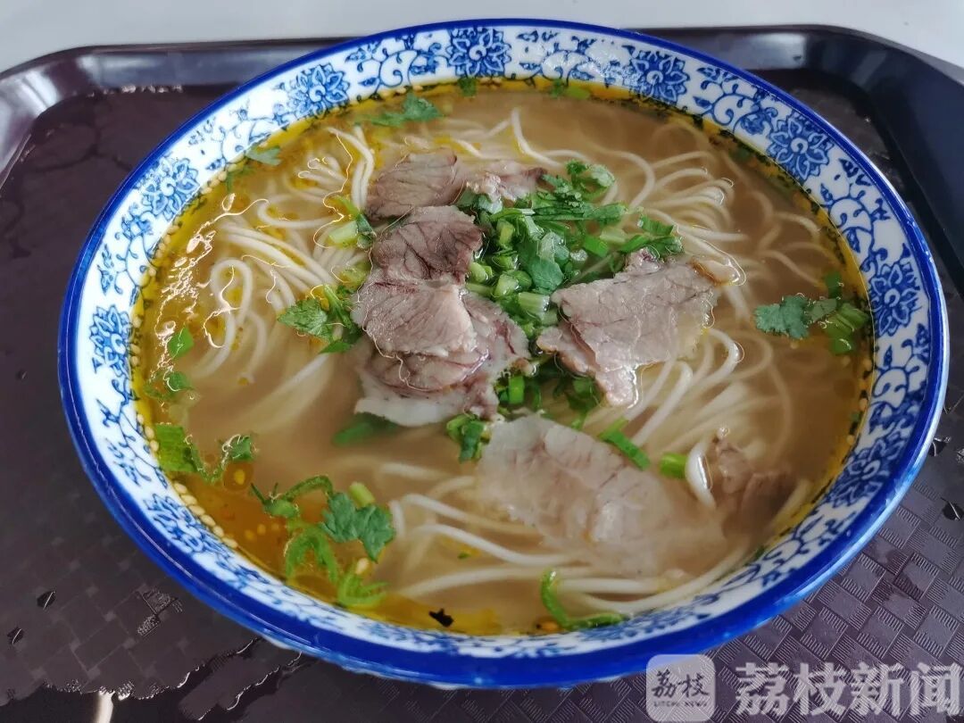 『想念』大学生“灵魂暴走”式想念食堂...... “阿姨，想念你打菜时的手抖”