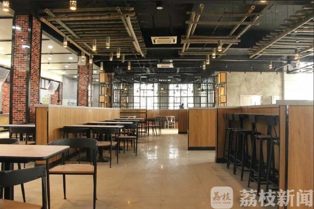 『想念』大学生“灵魂暴走”式想念食堂...... “阿姨，想念你打菜时的手抖”