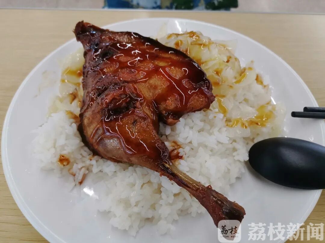 『想念』大学生“灵魂暴走”式想念食堂...... “阿姨，想念你打菜时的手抖”