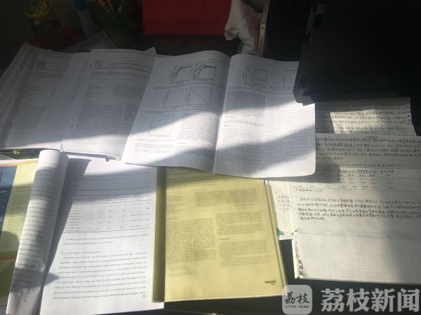 可敬又可爱！八旬老教授爱化学50多年痴心不改 ，将病妻宠成宝