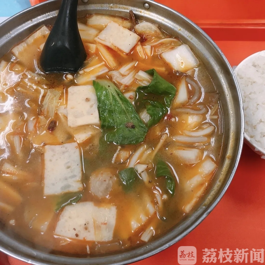 『想念』大学生“灵魂暴走”式想念食堂...... “阿姨，想念你打菜时的手抖”