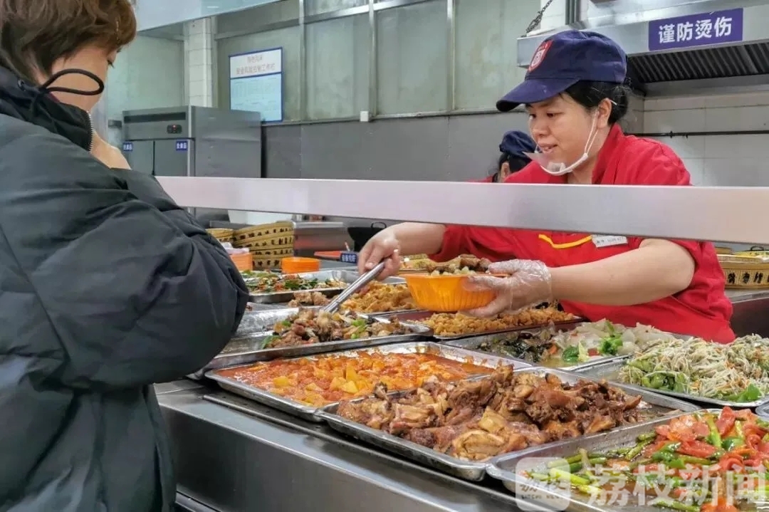 『想念』大学生“灵魂暴走”式想念食堂...... “阿姨，想念你打菜时的手抖”