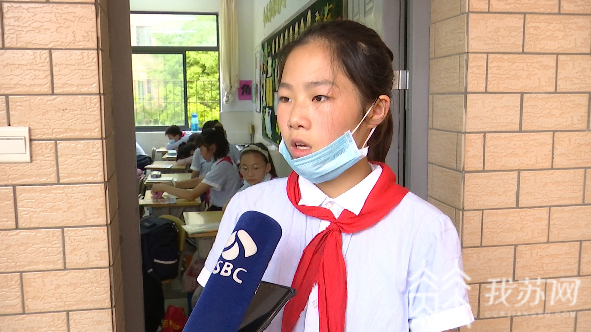 新婚：小学生这样花式表白新婚班主任 “她严肃时像老虎，萌起来赛过大熊猫”