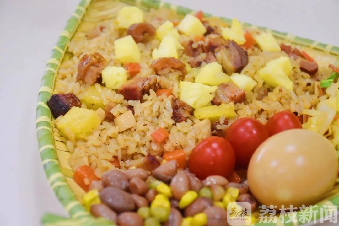 『想念』大学生“灵魂暴走”式想念食堂...... “阿姨，想念你打菜时的手抖”