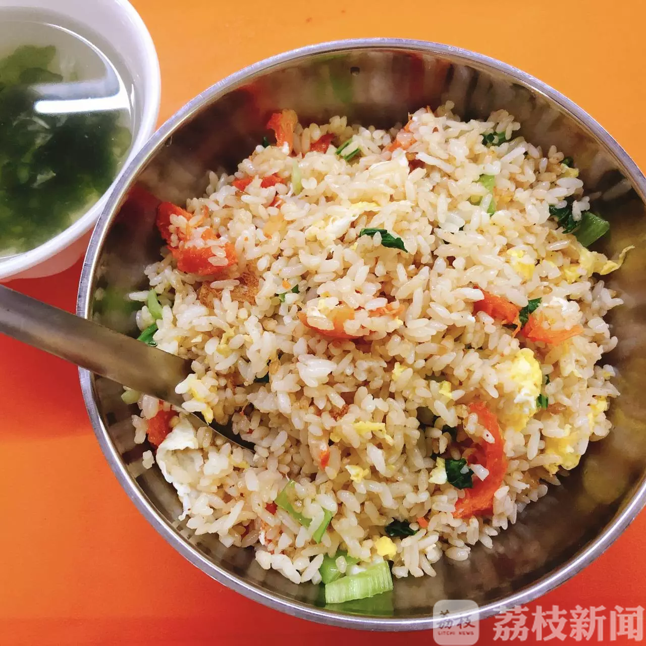『想念』大学生“灵魂暴走”式想念食堂...... “阿姨，想念你打菜时的手抖”