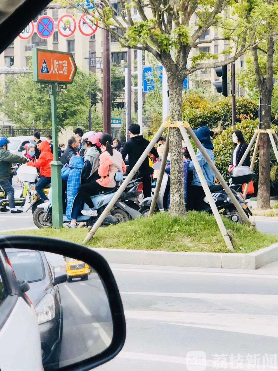 校长■学校门口上下学高峰咋不堵啦？女校长“潜伏”记