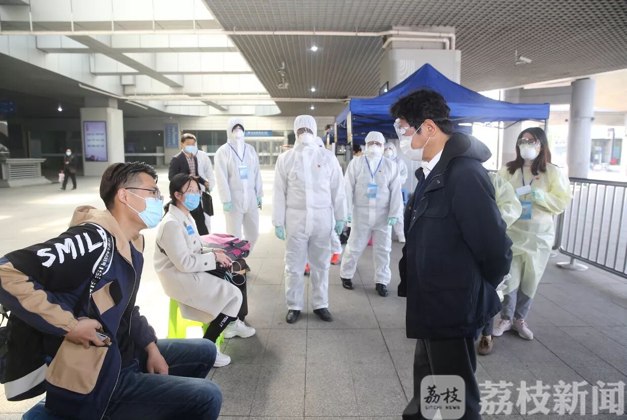 #书记#书记校长来车站接孩子们回家 南审开学“甜蜜狂宠”