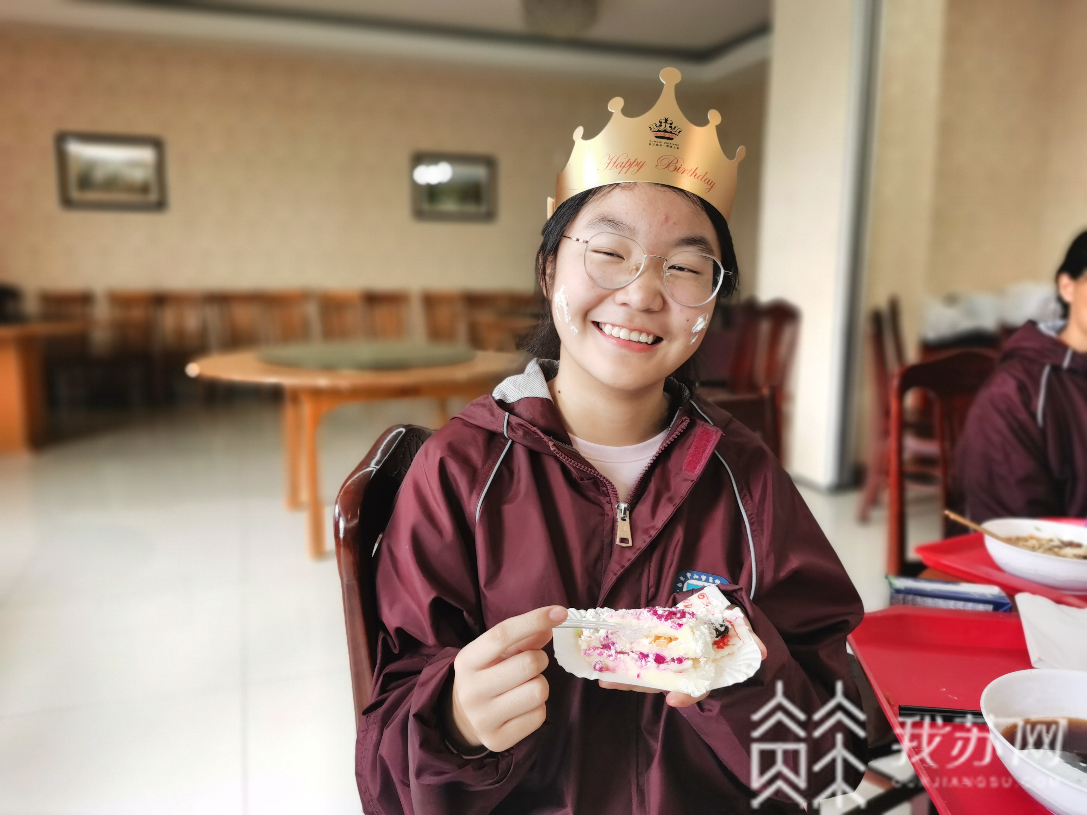 『校长』 送蛋糕的“小哥”竟是校长 又惊又喜！三名民族班的孩子过生日