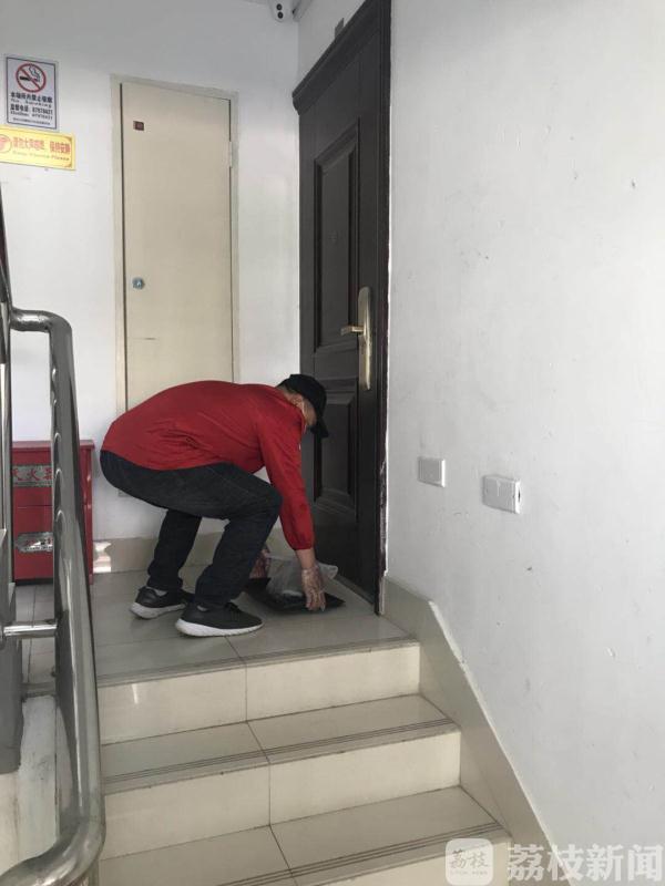 晒被子■看宿管阿姨、食堂大叔们“c位出道”宠师生
