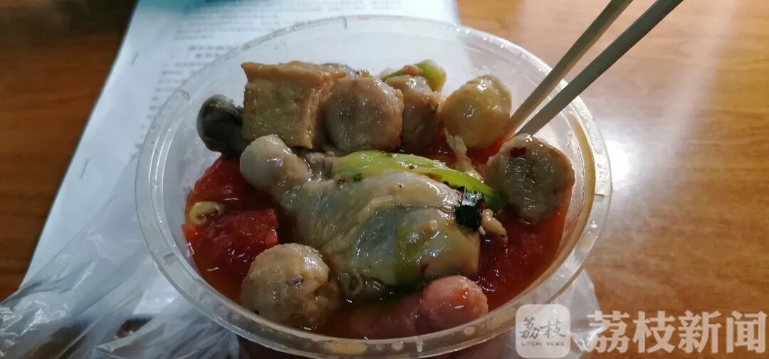 『想念』大学生“灵魂暴走”式想念食堂...... “阿姨，想念你打菜时的手抖”