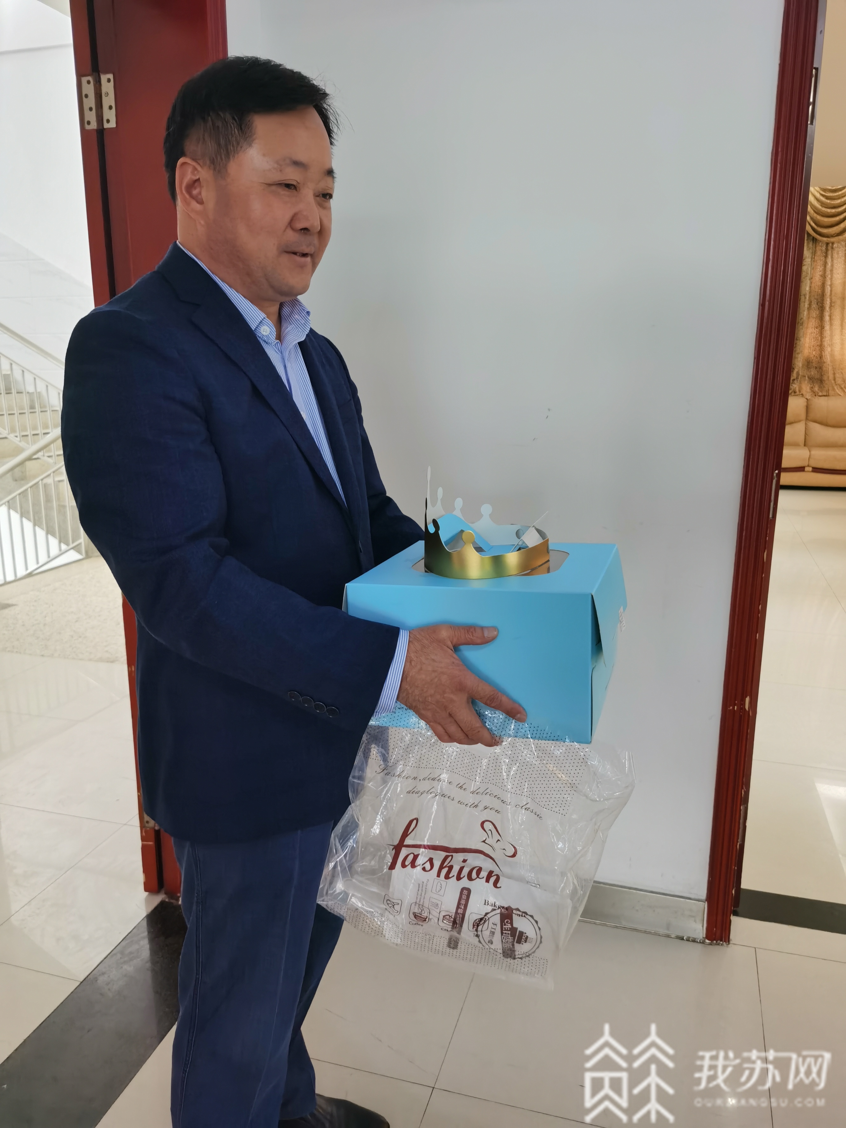 『校长』 送蛋糕的“小哥”竟是校长 又惊又喜！三名民族班的孩子过生日