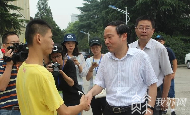 刘威■扬大校长毕业典礼喊话脑瘫男孩刘威麟:你考上研究生,我很激动