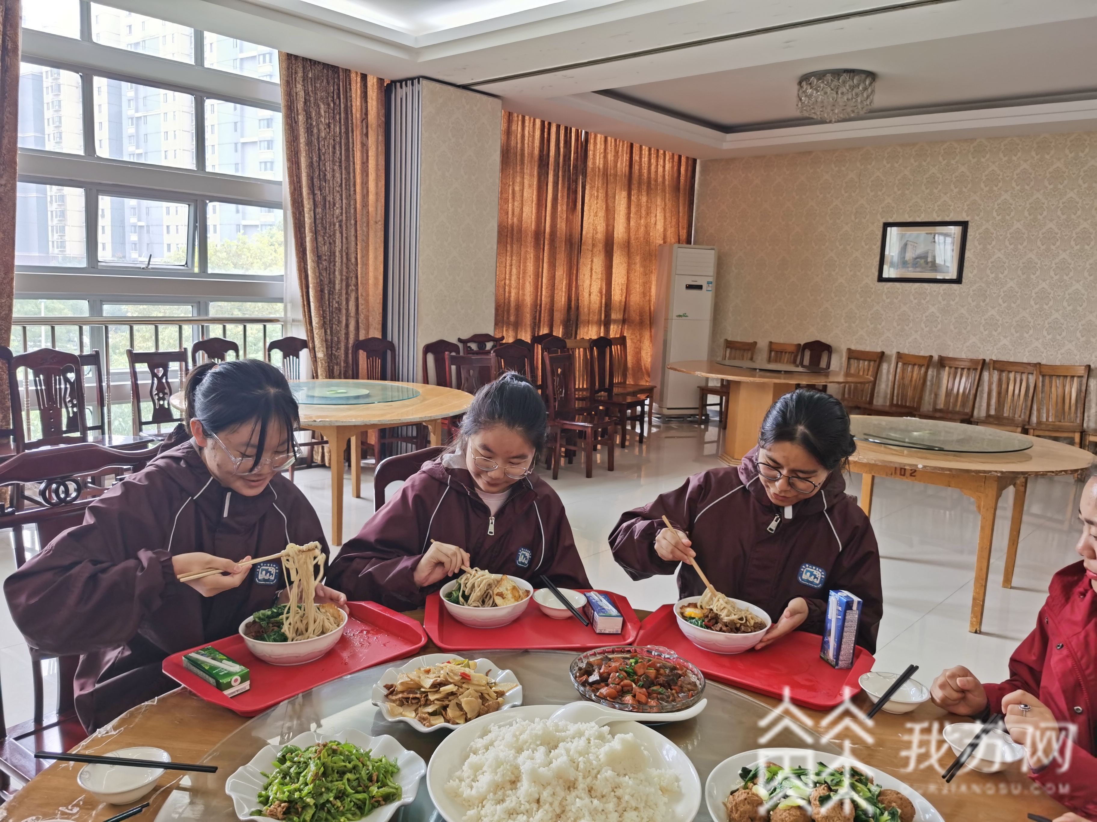 『校长』 送蛋糕的“小哥”竟是校长 又惊又喜！三名民族班的孩子过生日