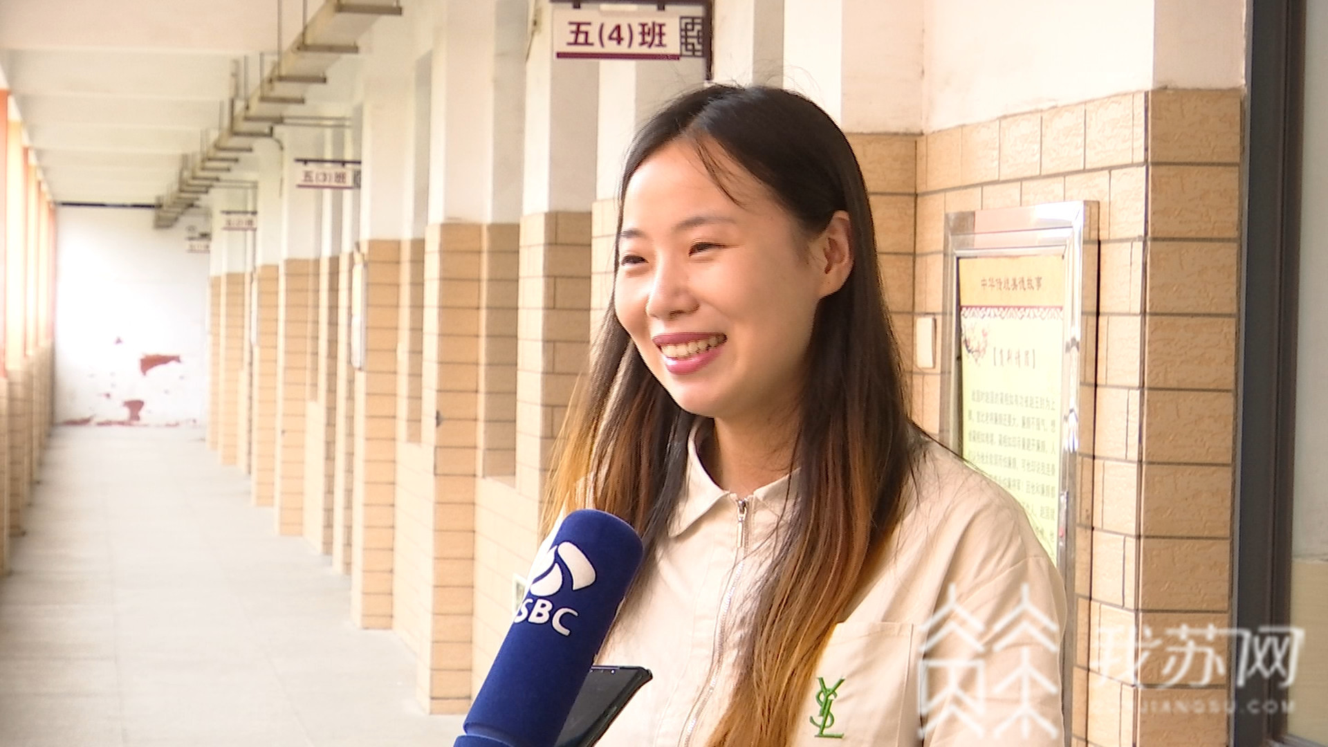 新婚：小学生这样花式表白新婚班主任 “她严肃时像老虎，萌起来赛过大熊猫”