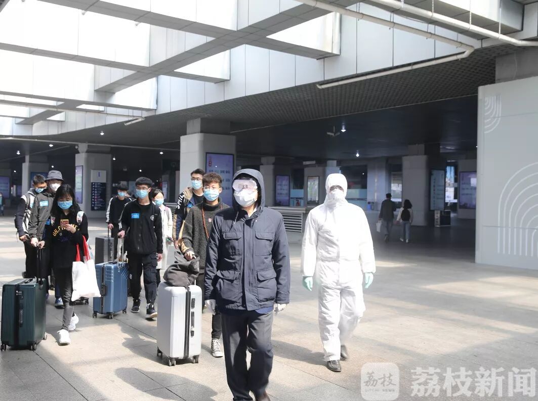 #书记#书记校长来车站接孩子们回家 南审开学“甜蜜狂宠”