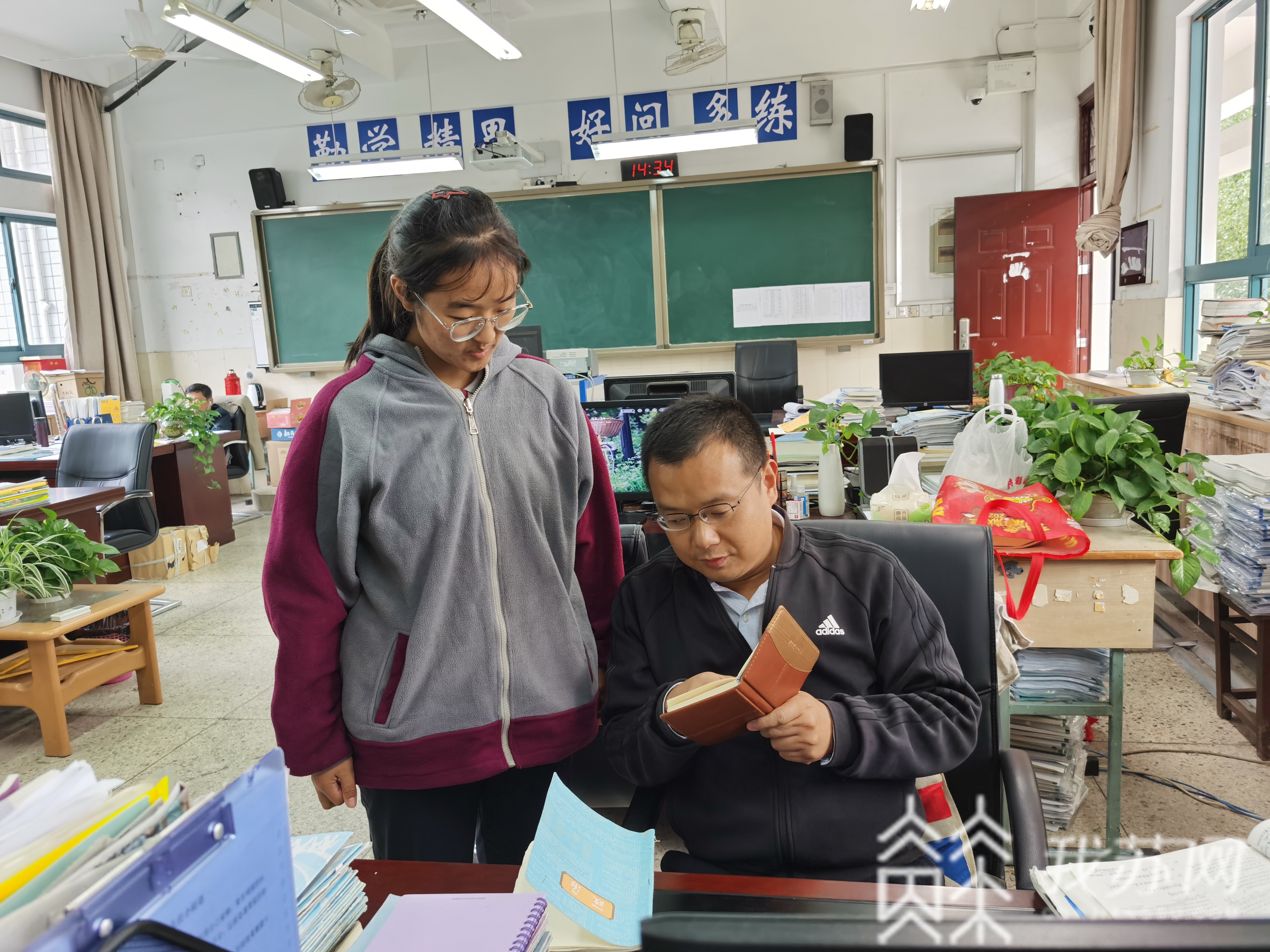 『校长』 送蛋糕的“小哥”竟是校长 又惊又喜！三名民族班的孩子过生日