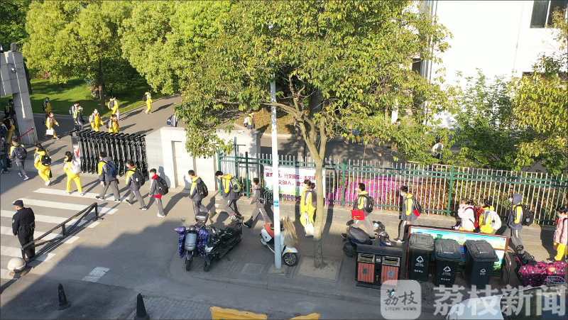 学生■370米的马太路成了“步行街”，2200名学生成步行街“最靓的仔”
