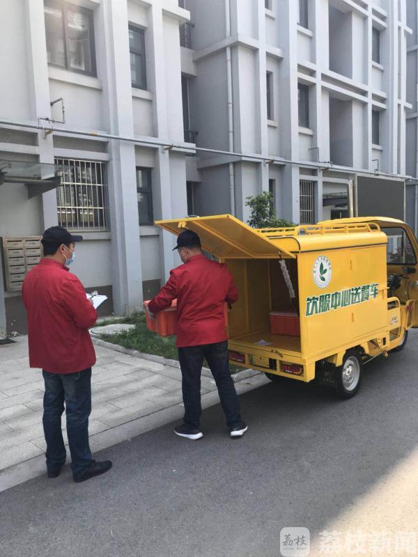 晒被子■看宿管阿姨、食堂大叔们“c位出道”宠师生