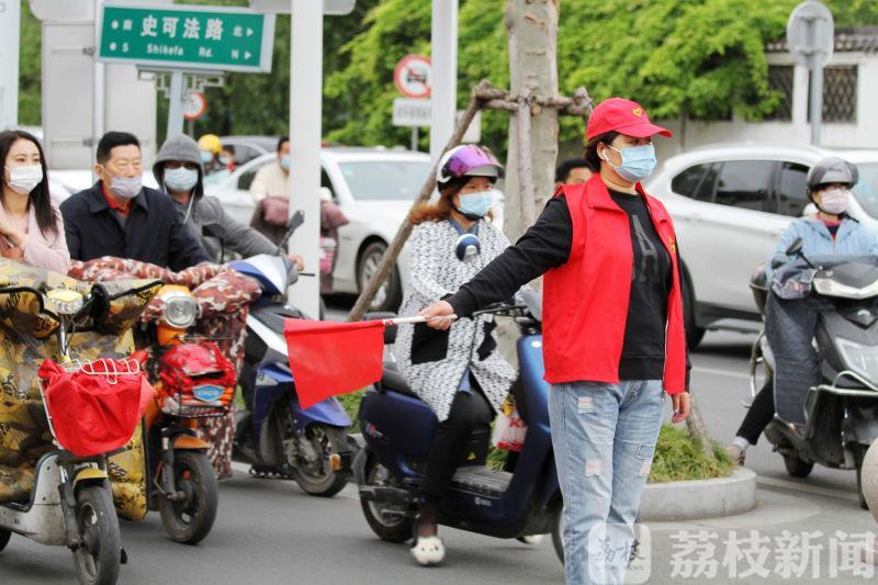 校长■学校门口上下学高峰咋不堵啦？女校长“潜伏”记