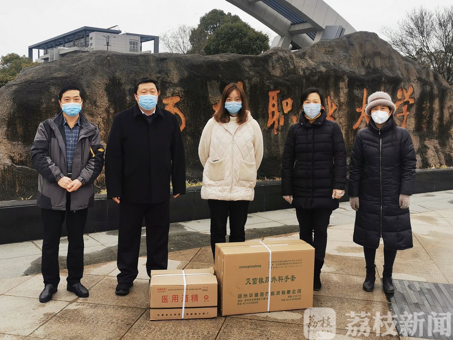 口罩■学习“00后”好榜样！女大学生捐赠2000只医用口罩、每天8小时抗疫“站岗”