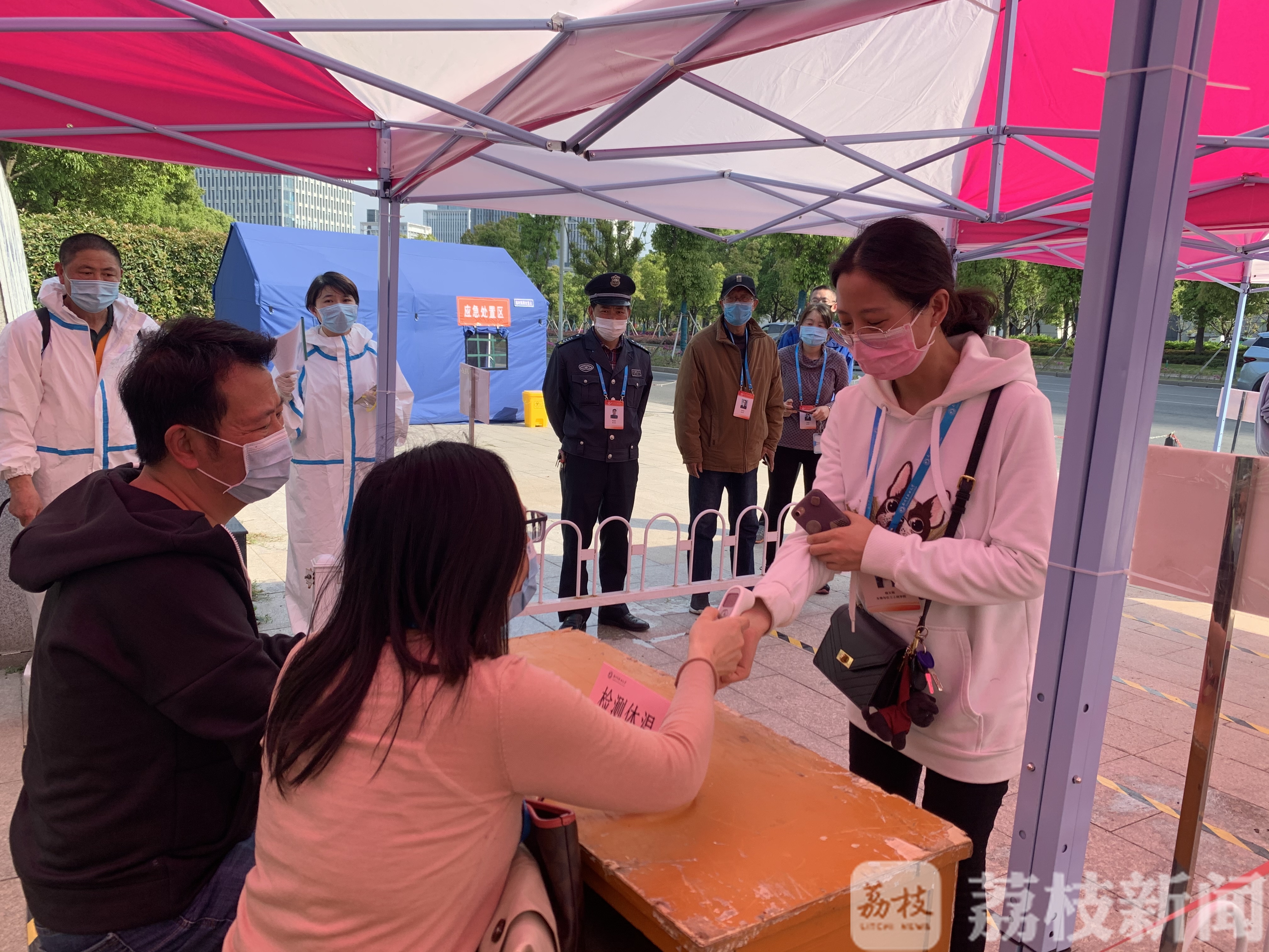 学生■实操模拟！扬职大举行学生返校报到演练