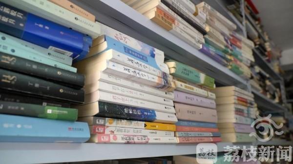 『图书馆』藏书过万 苏州六旬退休教师建起“共享图书馆” “我这辈子只想任性地看书！”