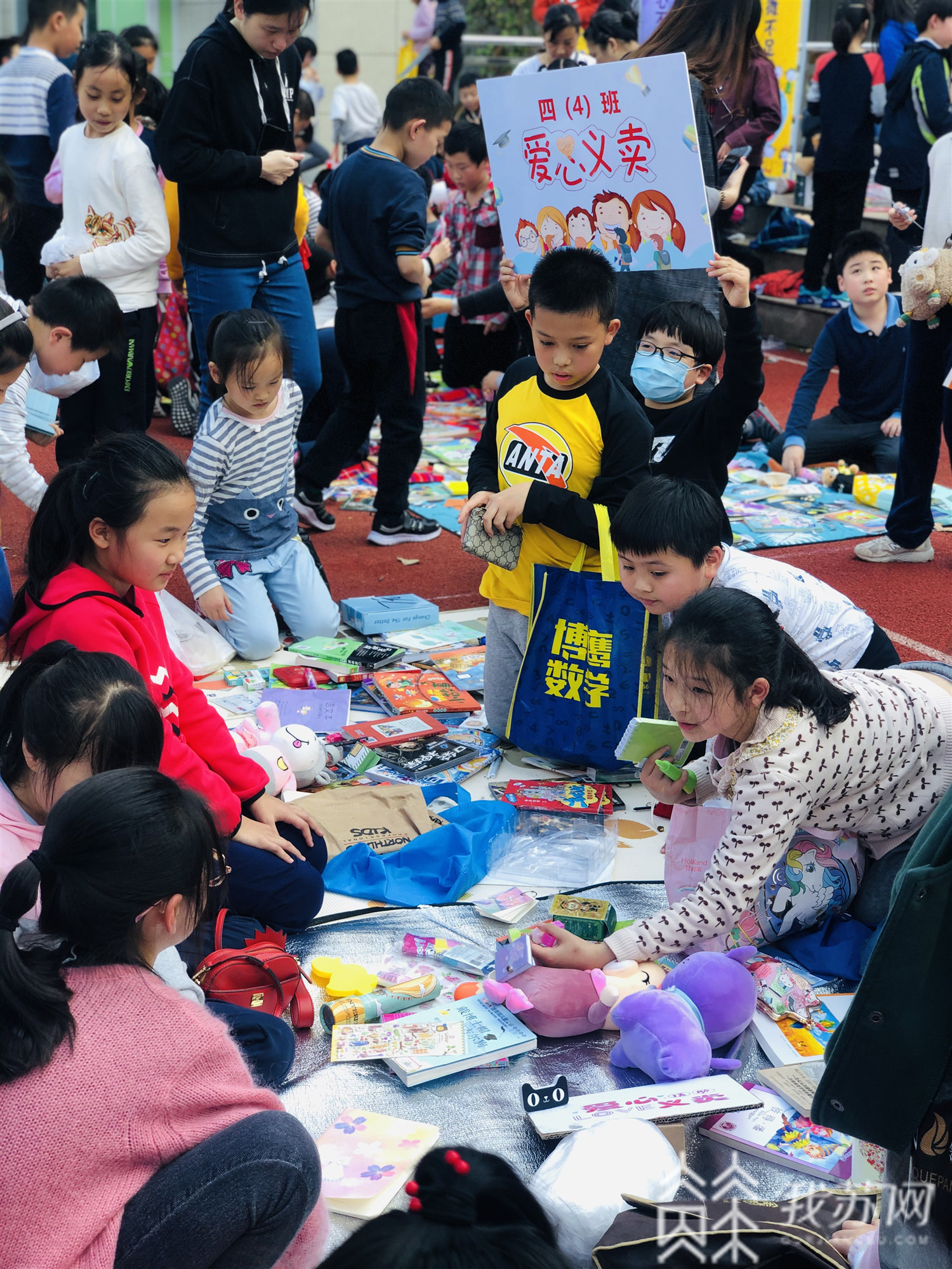 爱心■义卖小市场凝聚大爱心！南京这所小学师生传递爱的正能量