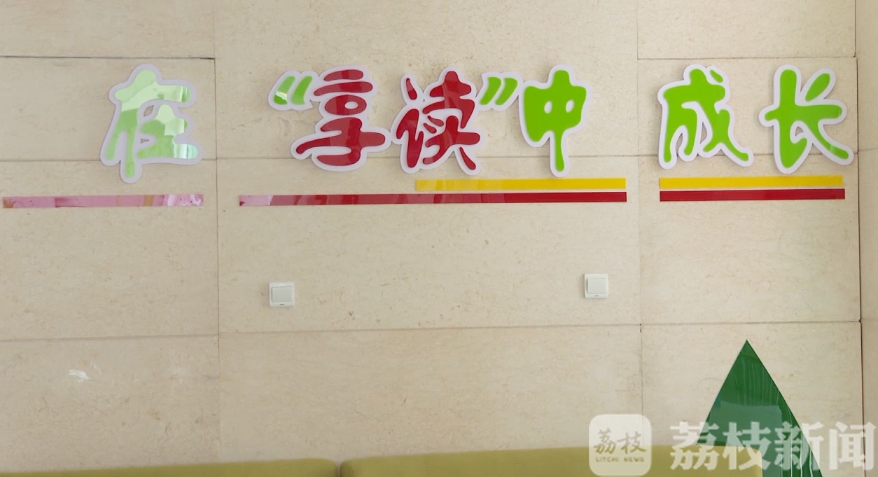 「隔离」这所小学的食堂隔离板贴上古诗词餐桌都透着书卷气