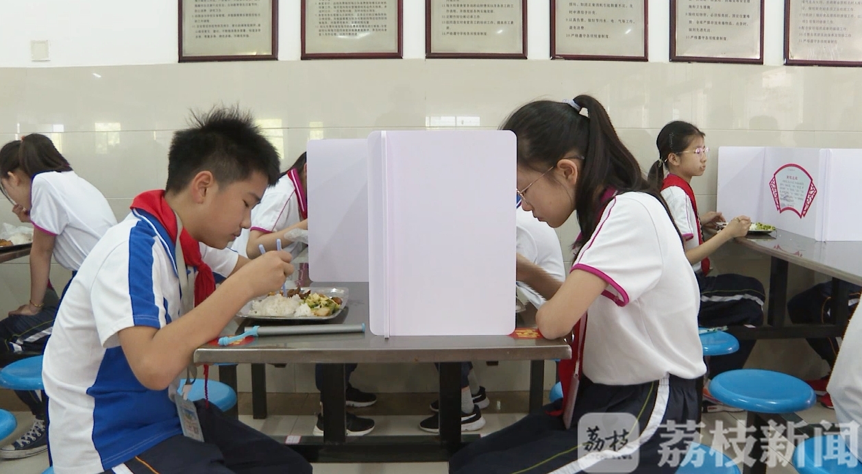 「隔离」这所小学的食堂隔离板贴上古诗词餐桌都透着书卷气