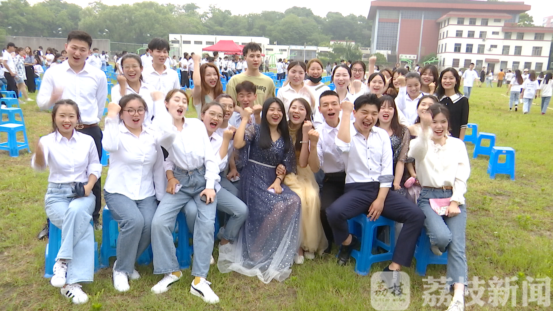 [] 南京特师举行别样毕业典礼 有一种“此生无憾”叫毕业快乐！草坪典礼+线上直播