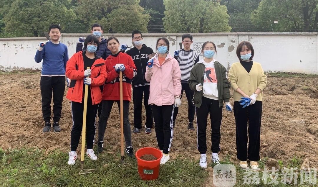 学校■“灵魂画手”老师再出新作！这“一亩三分地”变成了学校师生的快乐源泉