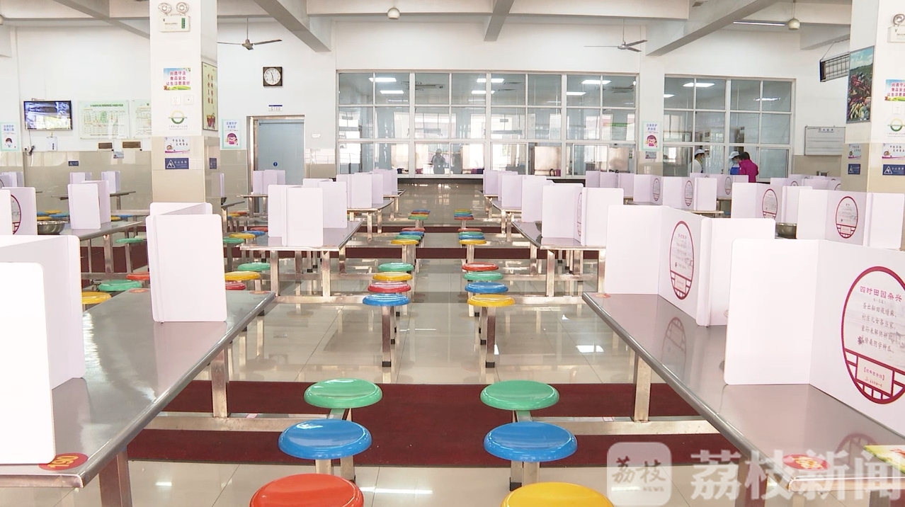 「隔离」这所小学的食堂隔离板贴上古诗词餐桌都透着书卷气