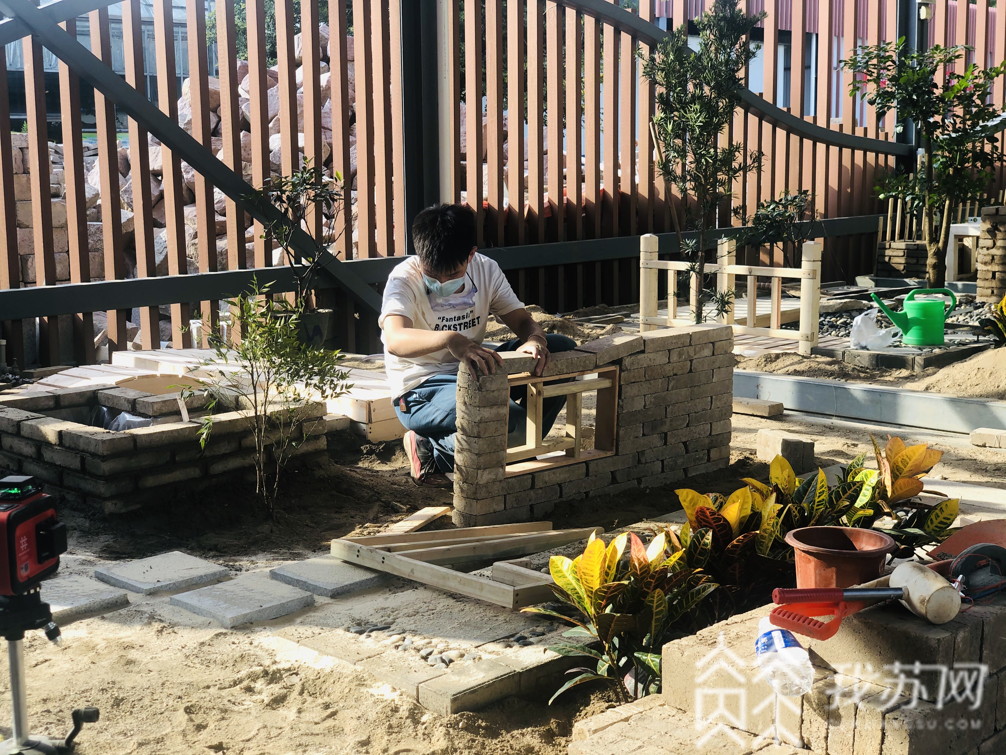 『园林』这群年轻人10.5个小时打造20平米园林 误差控制在毫米之内