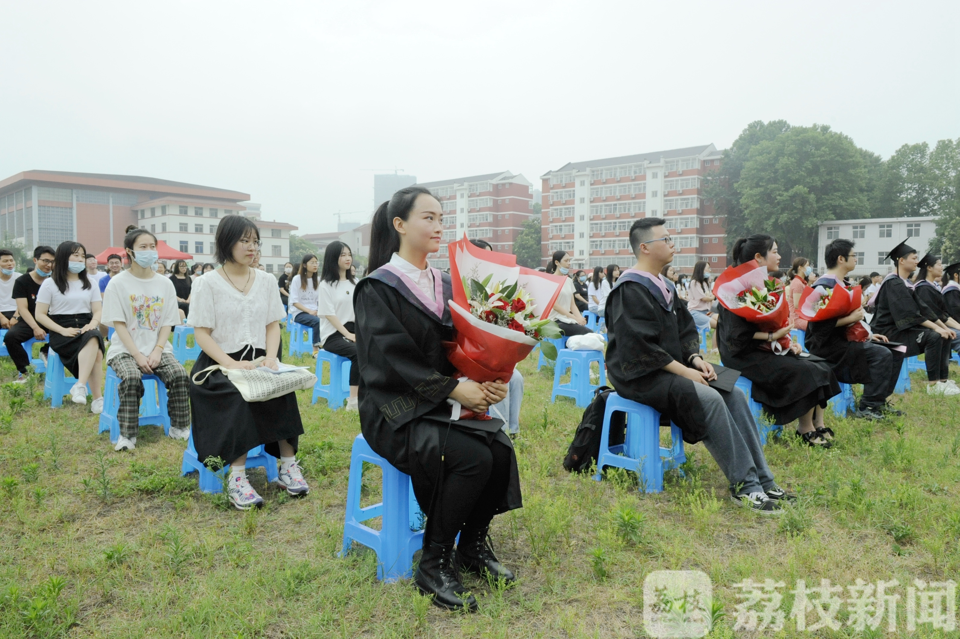 [] 南京特师举行别样毕业典礼 有一种“此生无憾”叫毕业快乐！草坪典礼+线上直播