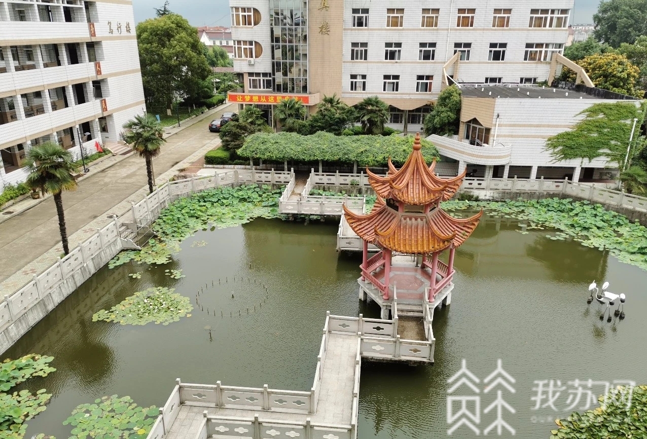 『中学老师』这所中学老师好暖心 最温暖的地摊!我在门外守候只为助你高飞
