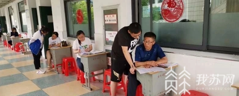 『中学老师』这所中学老师好暖心 最温暖的地摊!我在门外守候只为助你高飞
