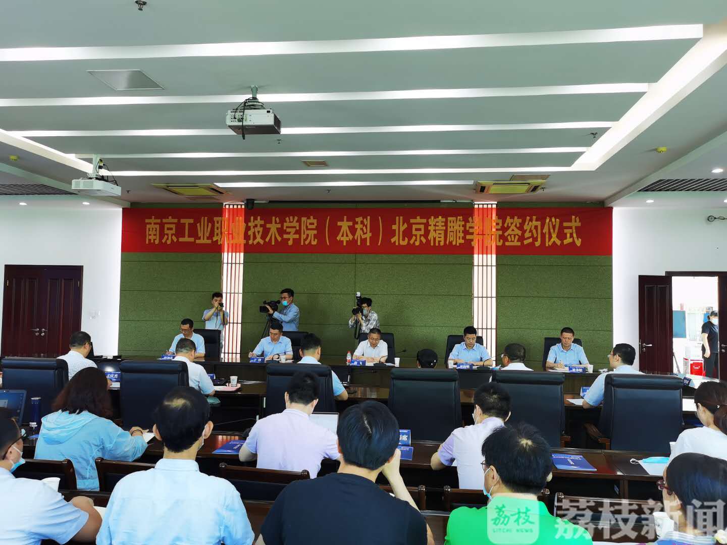 「」高校“出招”培养高端制造人才 打造“精雕学院”