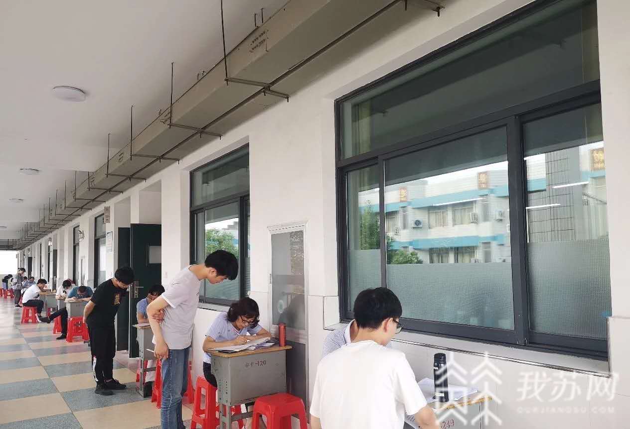 『中学老师』这所中学老师好暖心 最温暖的地摊!我在门外守候只为助你高飞